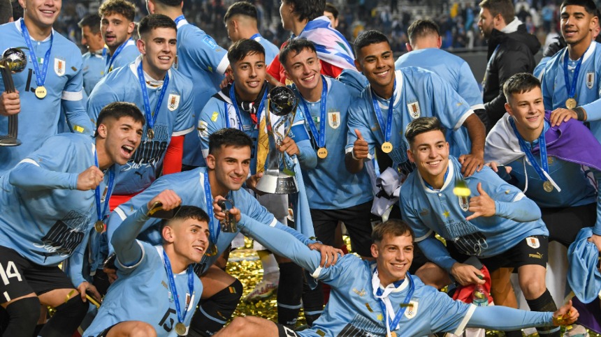 Những chiếu cúp vô địch mà các cầu thủ Uruguay chạm tới